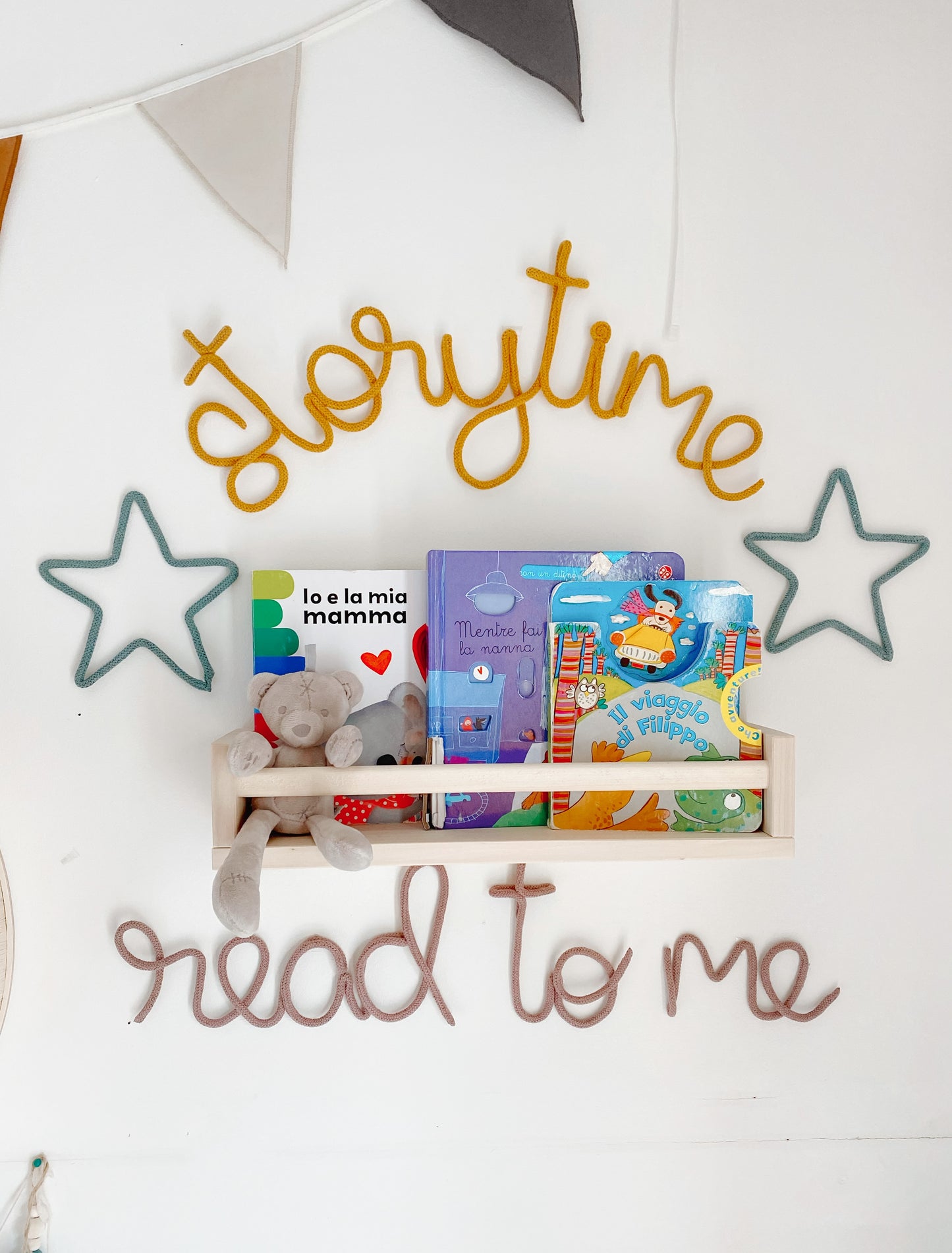 SCRITTA "STORYTIME " " READ TO ME"
