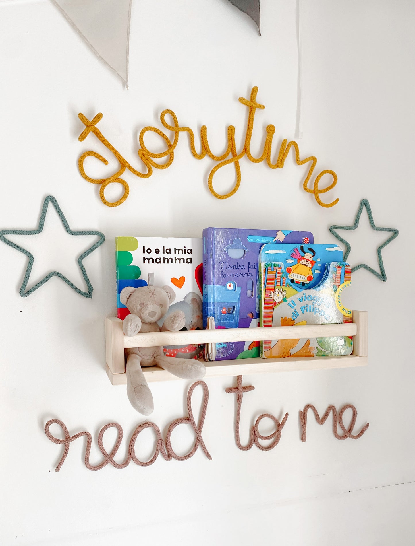 SCRITTA "STORYTIME " " READ TO ME"